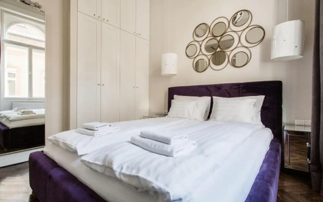 Opera Apartment with Garage, 2BR & 2BTH, AC