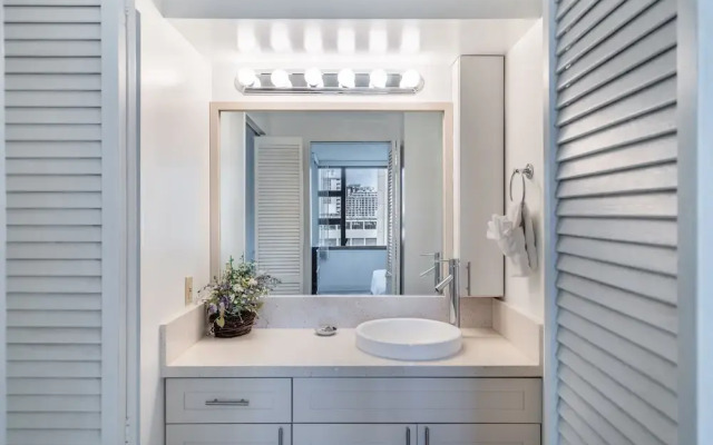 Deluxe Ocean and City View Waikiki Banyan Condo, Free Parking & Wi-Fi by Koko Resort Vacation Rentals