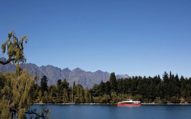 Queenstown House Lakeside Apartments