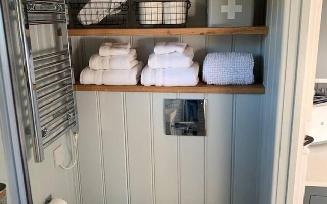 Luxury Hut - With own hot Tub, in Tunbridge Wells