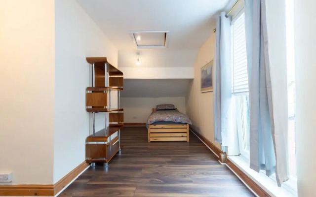 Captivating 5-bed House in Liverpool With Parking