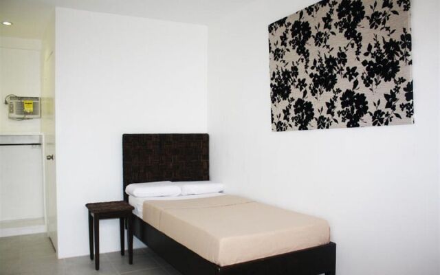R Suites & Cafe