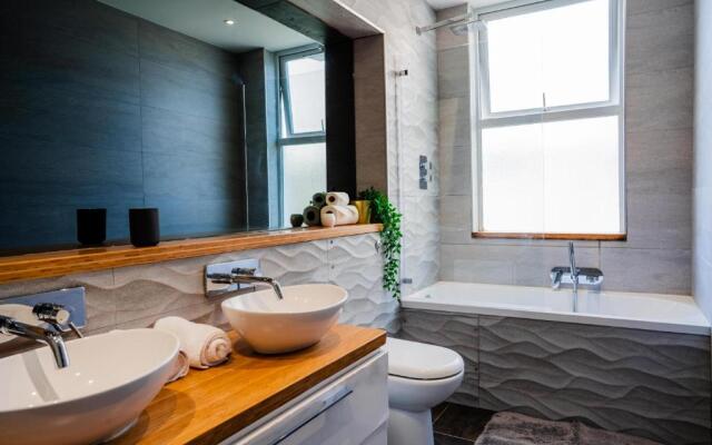 Central, stylish 3 bed apartment with sea views