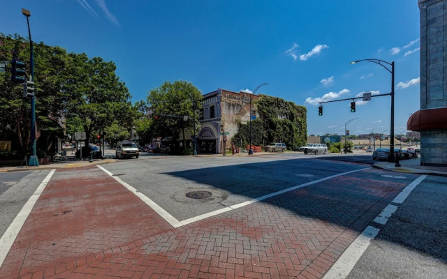 Downtown Delight - Private Balcony - Downtown Condo