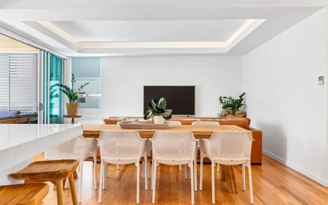 Exceptional Mooloolaba Beach Apt-Beach01