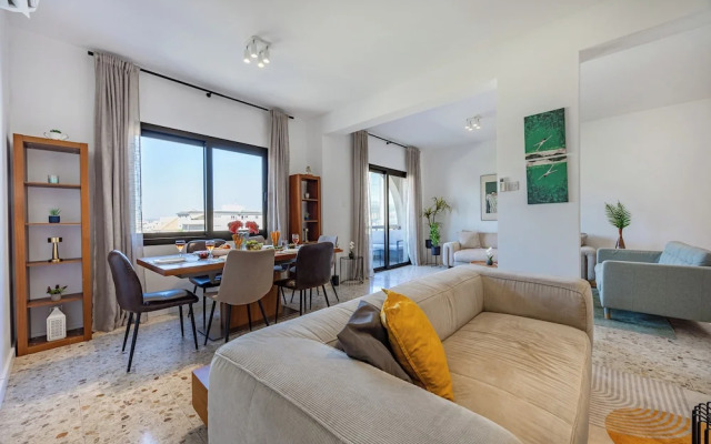 Trygoni Court - Elegant Downtown 3-bdr Apartment
