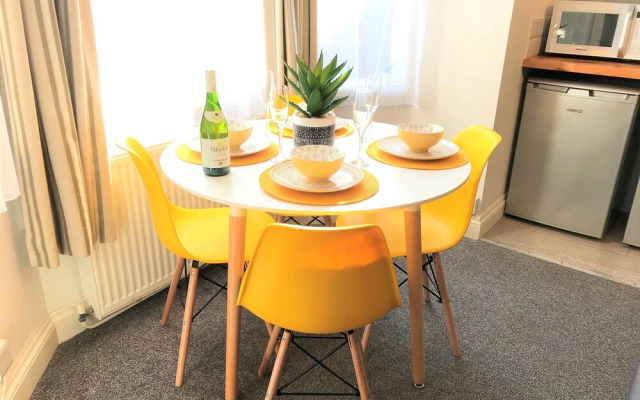 Grafton Seaside Apartment With Parking