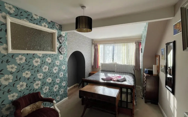 Sheffield's 3BR Retreat