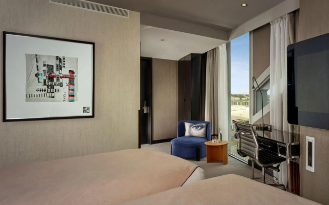Montcalm East, Autograph Collection