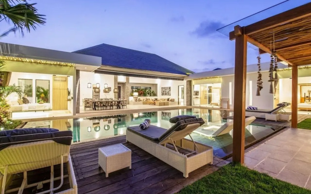 Modern 4 BR Villa 400m to the Beach in Canggu