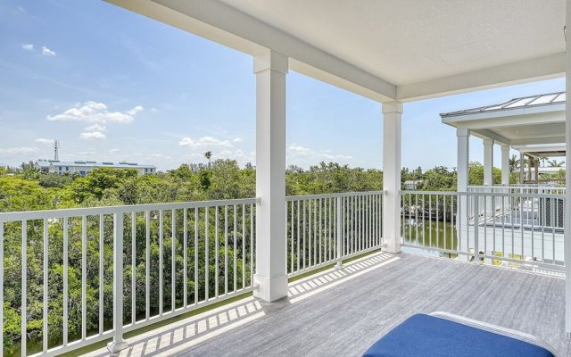 Saltwater Serenity 3 Bedroom Condo by RedAwning
