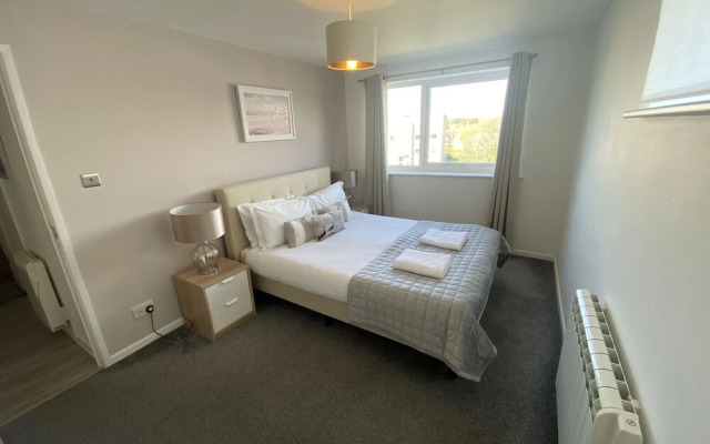 Stunning 2 bed Seaside Apartment With Sea Views
