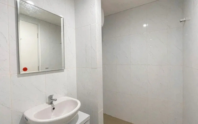 Grey Toned 1Br Apartment Tamansari Skylounge Makassar