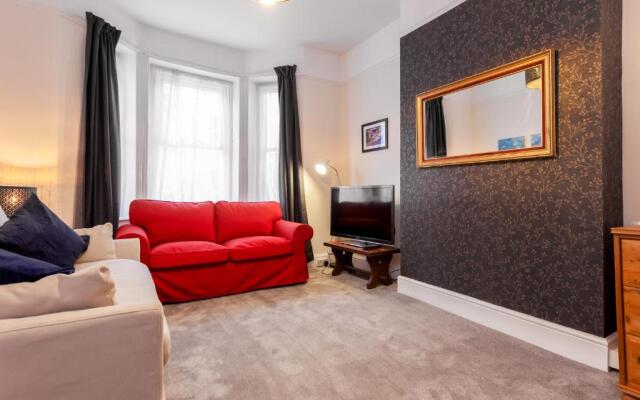 Gorgeous Town Centre Apt with Courtyard Garden