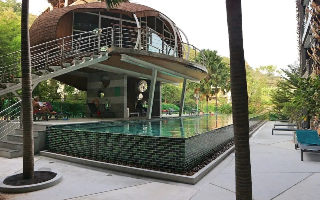 Pool Front Sexy Studio Fully Furnished Apartment