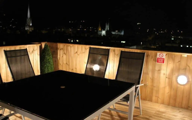 Bath Roof Terrace Apartment, City Centre, Sleeps 8