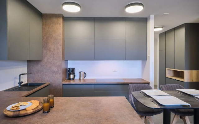 Tropic Night Apartment by Litto