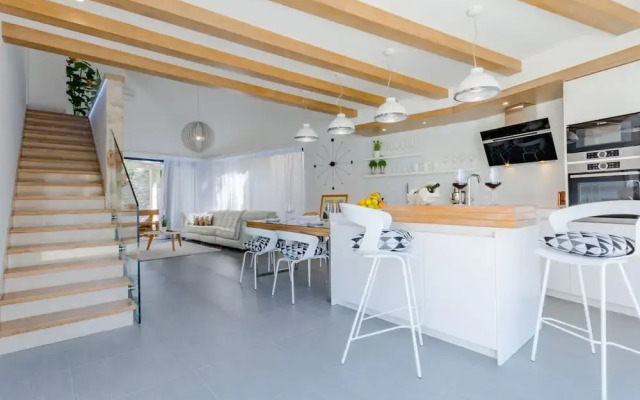 Villa Stone Pearl - Two Bedroom Holiday House With Pool