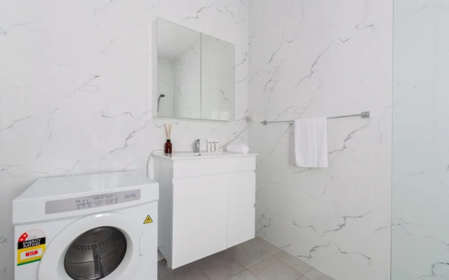 Chic 1-bed Retreat Near Shops & Beach – Guest Rooms – Sydney