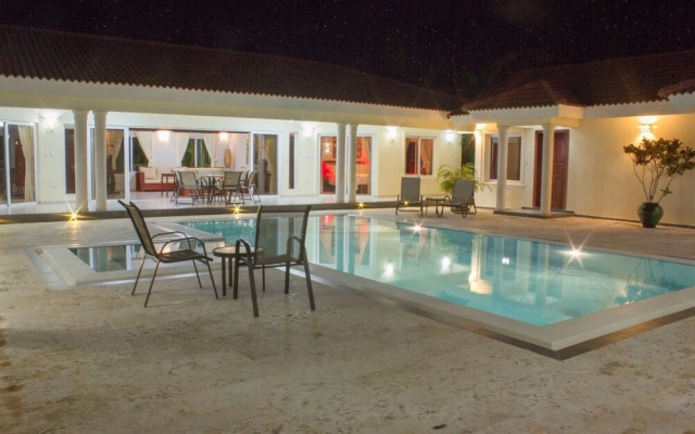 Privacy and comfort luxury 6 bedroom villa