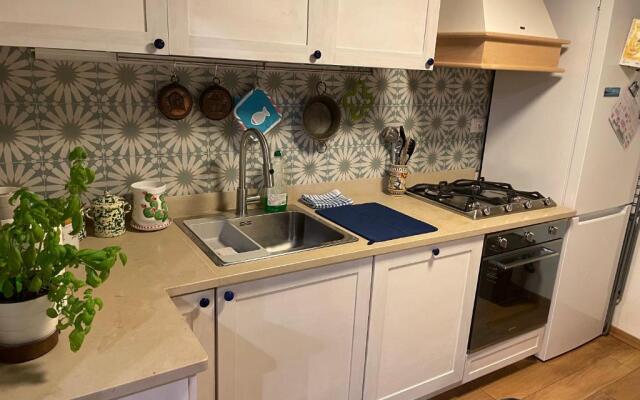 donna serena Aci Castello