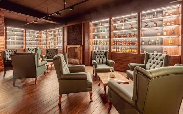 Novel Centre Point Hotel