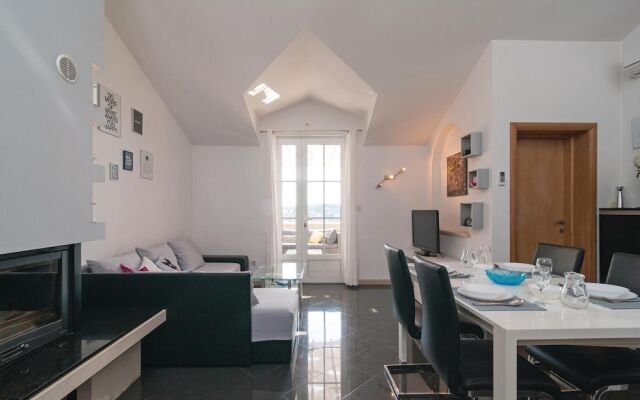 Nice Apartment in Selca With 2 Bedrooms and Wifi