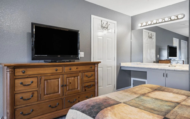 Penthouse Lodge - In Heart of Ozarks!