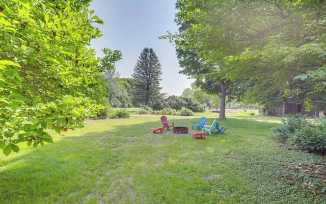 South Haven Farmhouse w/ Fire Pit, 4 Mi to Beach!