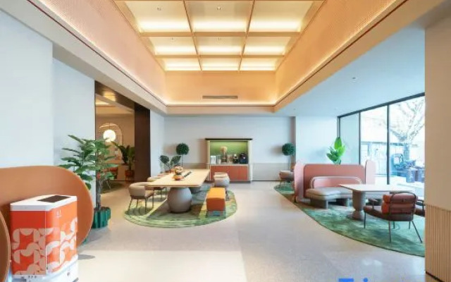 Orange Beihai Railway Station Square Hotel