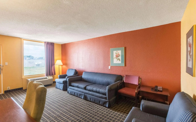 Econo Lodge Inn & Suites