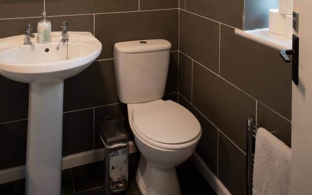 Modern Holiday Home in Bristol with Hot Tub