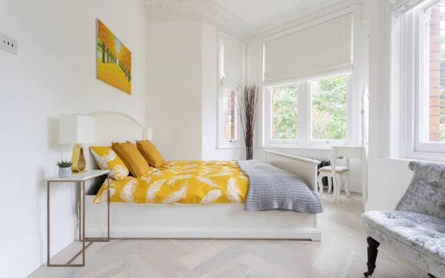 4-bed Flat in West London, Sleeps 8, 8 min to Tube