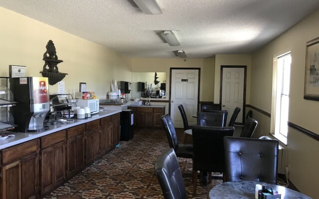 Clairmont Inn & Suites Warren