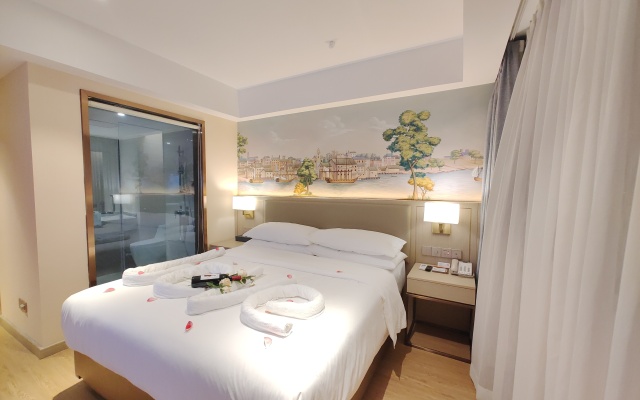 Vienna Hotel (Beihai Weizhou Island Lanqiao seaview shop)