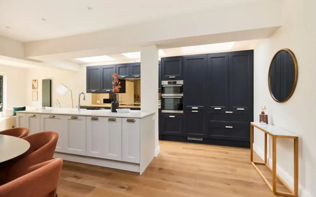 The Brondesbury Park - Sparkling 3bdr Flat With Garden