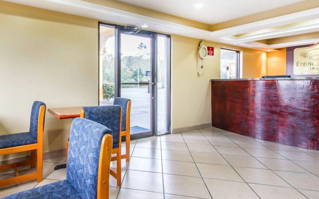 Econo Lodge Inn & Suites