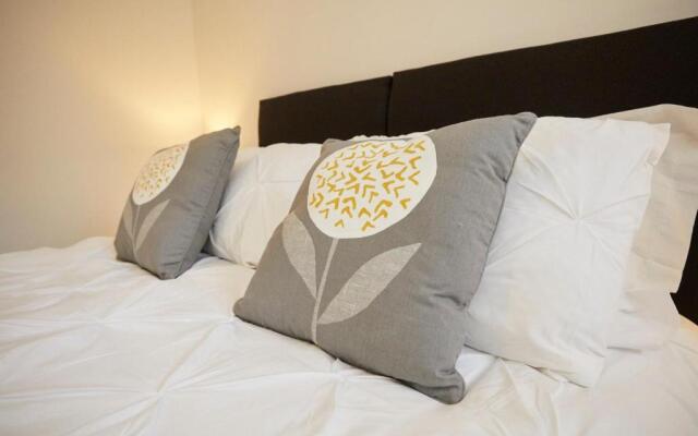Spire View - 1 Bedroom, sleeps 4, parking Wifi