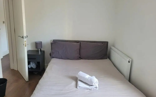 Batterseaflat/sleeps6/refurbished/tv