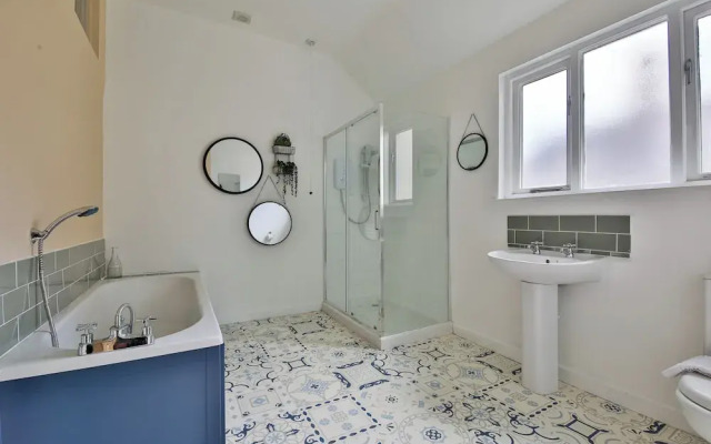 4 Bed House with Pool Table & Parking