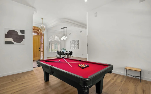 Pool Table, Putting Green: Luxury Oasis in Mesa