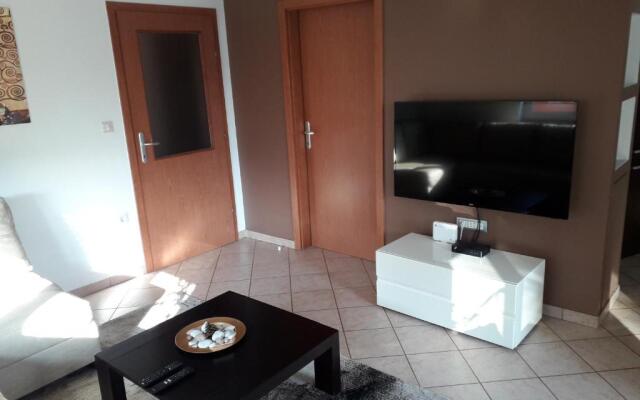Leona Apartment