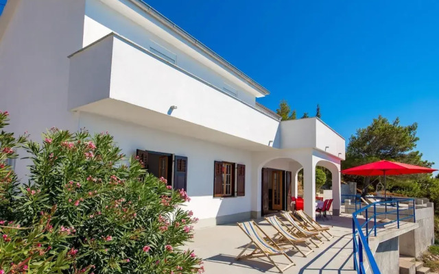 Sunny Beachfront Jablanac Apartments