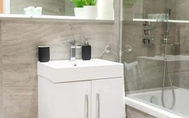 Absolute Stays at The Ziggurat - Free Wifi Contractors Families Long Stay Discou