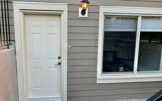 Spacious Burnaby Guest Home