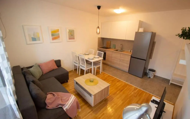 White Fields-Central 2-bdrm apartment with parking