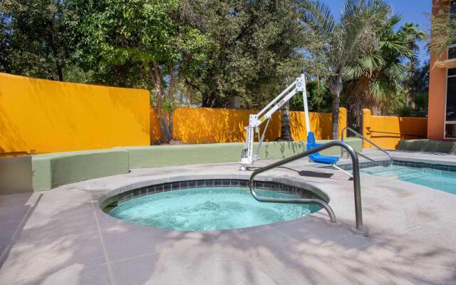 Holiday Inn Express and Suites Phoenix Midtown