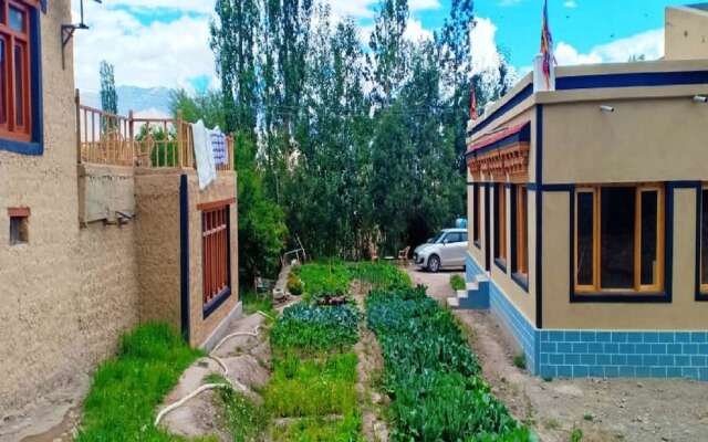TIH Chomal Huts