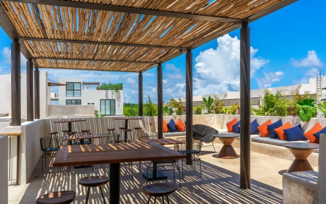 Studio wterrace, hammock, and pool access