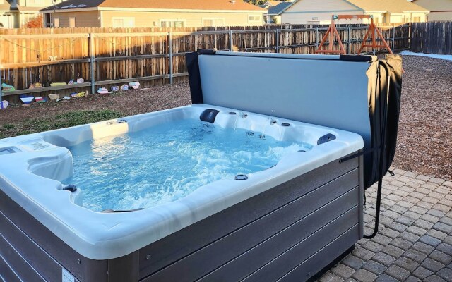 Bellemont Family Home w/ Hot Tub & Playground Set